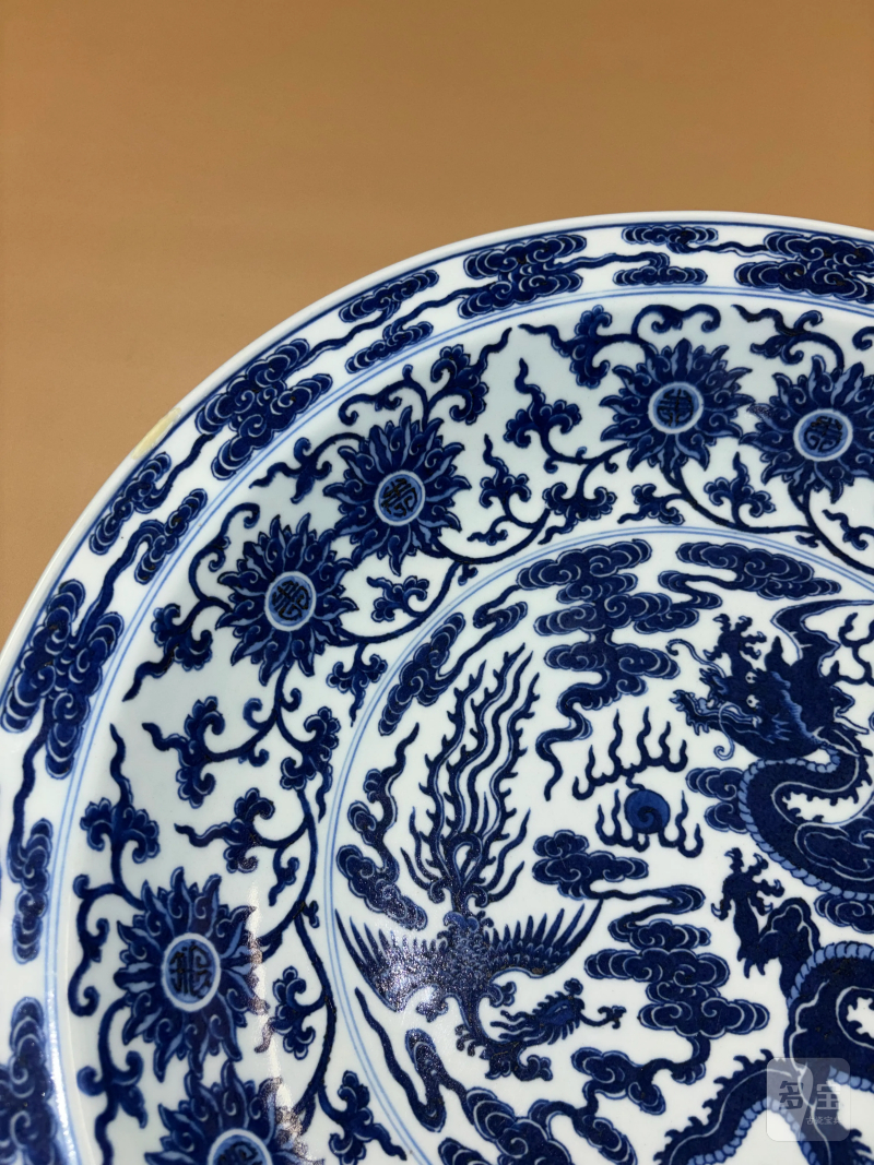 清雍正 仿宣窑青花龙凤献寿纹折沿大盘 - 图6